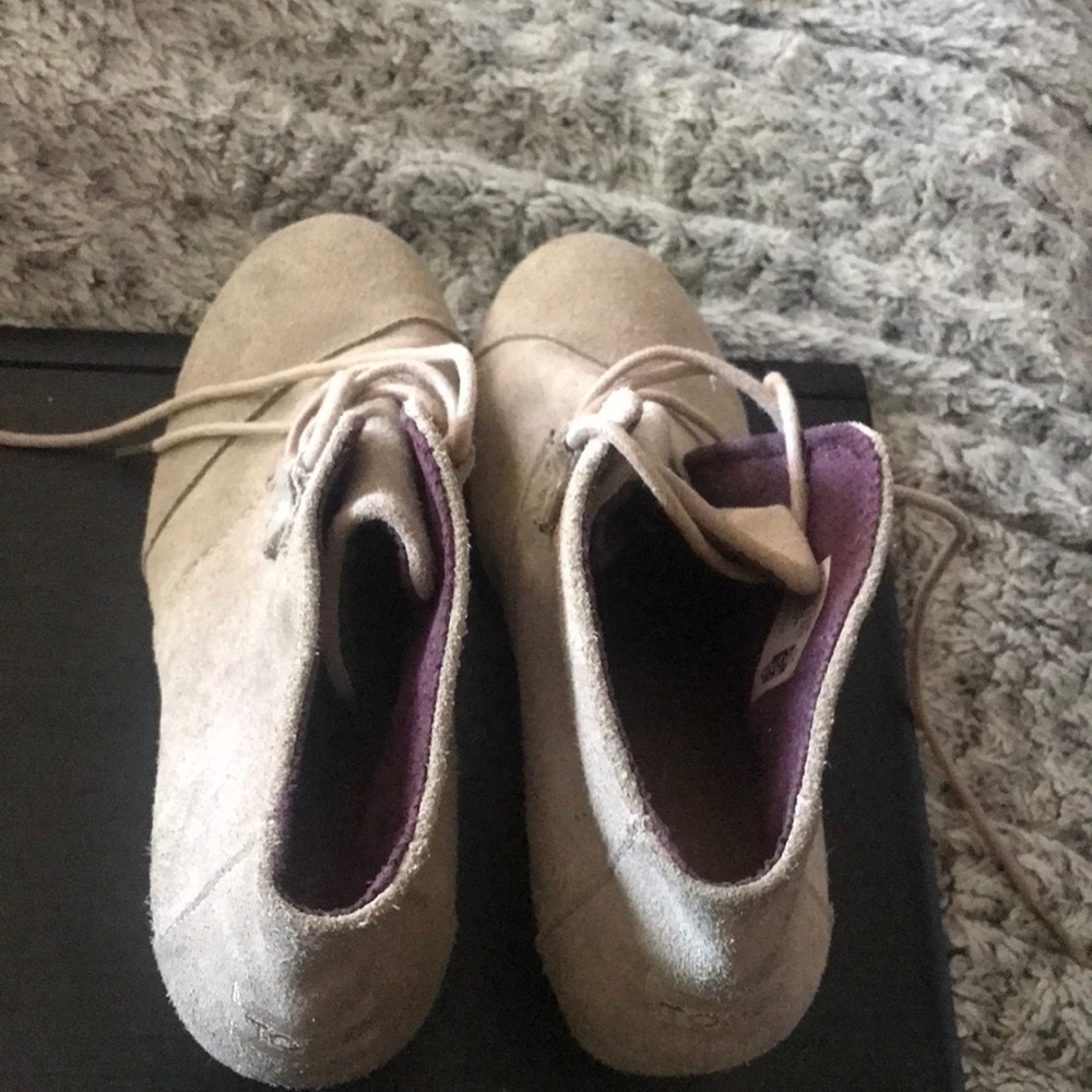 Tan toms heeled shoes